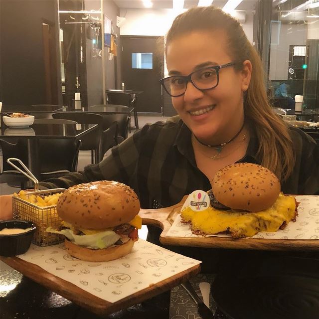 Burger time 😍😍 @helowmeleh ... 580flavors  lebanesefood  livelovefood... (Helo w Meleh Teleferique)