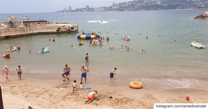 By the beach is where we belong in this hot weather ☀️  lebanon  jounieh @l (Joünié)