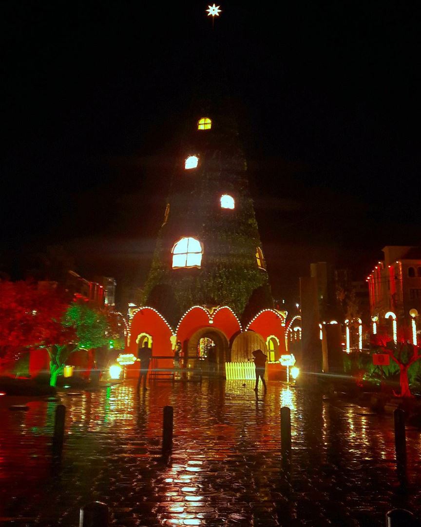 Byblos' Christmas tree under rain....  christmasdecorations ... (Jbeil-Byblos)