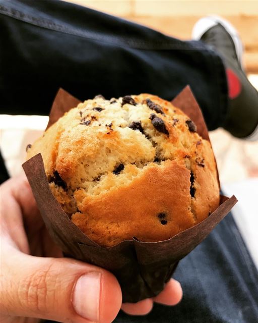 C'est l'heure du café avec un bon muffin aux pépites de chocolat☀️😋 ... (Beirut, Lebanon)