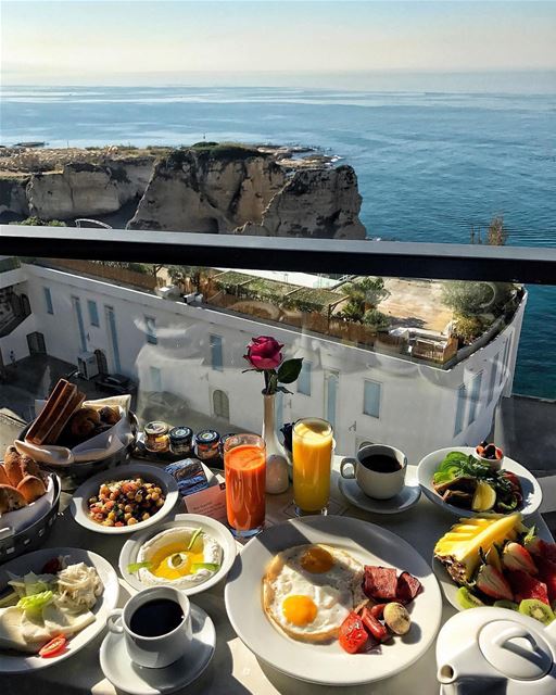 Café da manhã à moda libanesa e com uma vista de tirar o fôlego. Assim... (Raouché Arjaan)