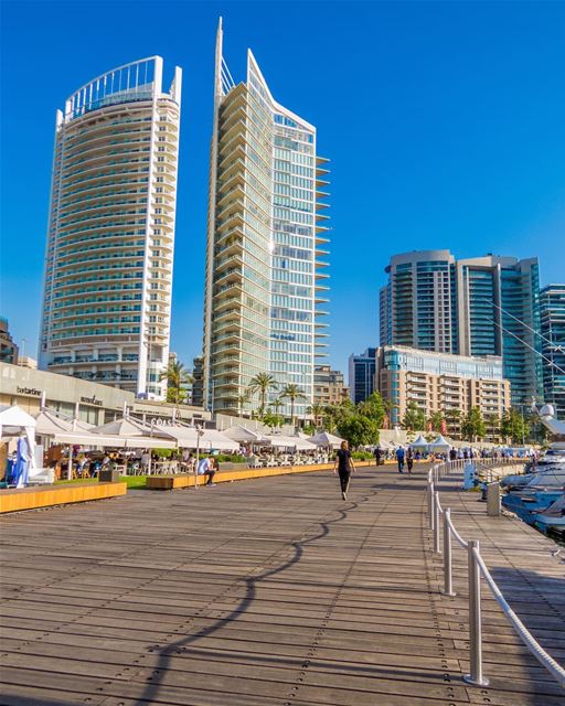 Caminhada matinal pela espetacular marina de Beirute. Marque alguém com... (Zaitunay Bay)