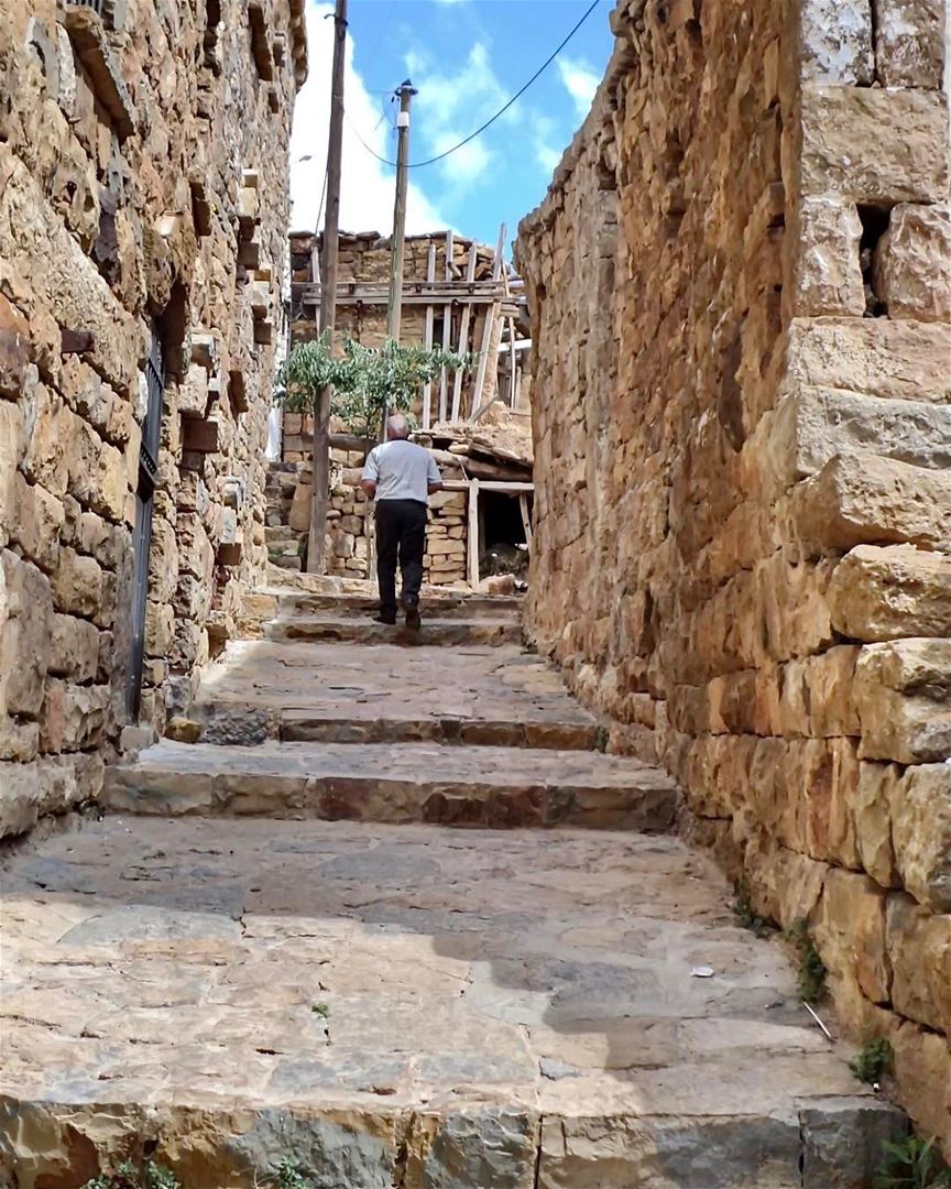 Caminhando pelos becos de pedra de um dos vilarejos cristãos mais antigos... (Bekaa Kafra)