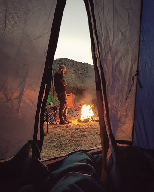 Camp's ritual🌳🏕🌑 Photo credit to @hadsheetyr  camping  weekend  fire ... (Jord el Aaqoûra)