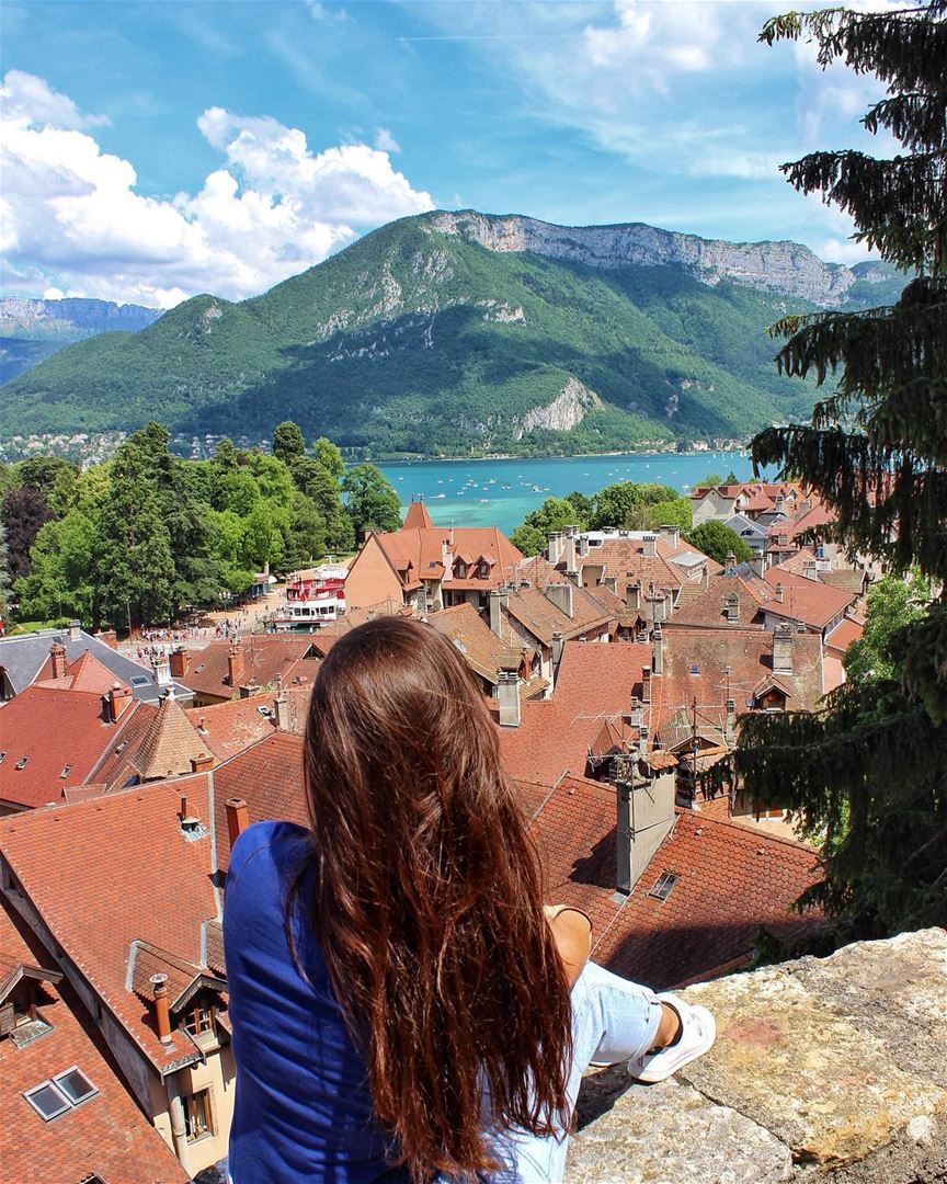 Can't get enough of this view 💙💚.......... lebanoneatsfrance ... (Château d'Annecy)
