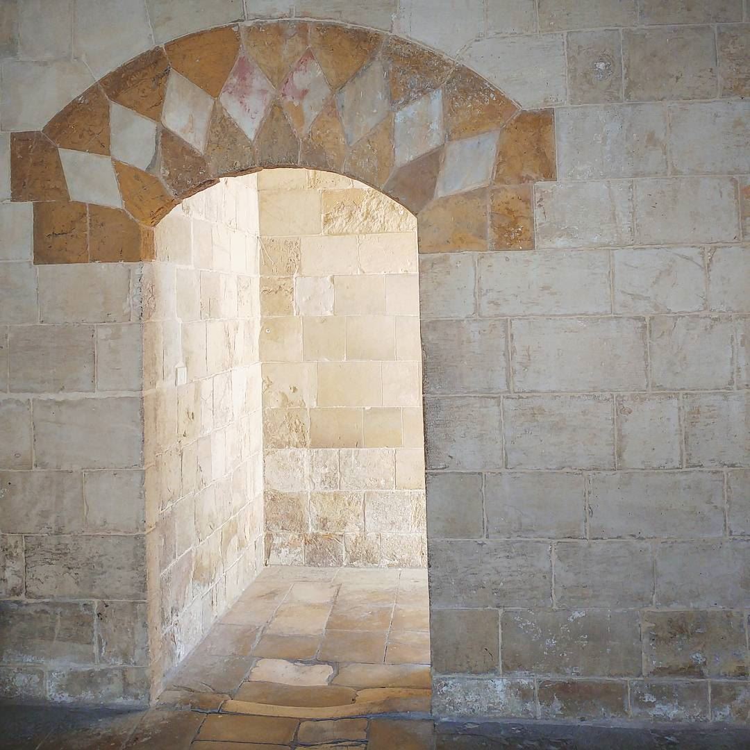Captivated by the simplicity of this entrance and the beauty of the local... (Dayr Al Qamar, Mont-Liban, Lebanon)