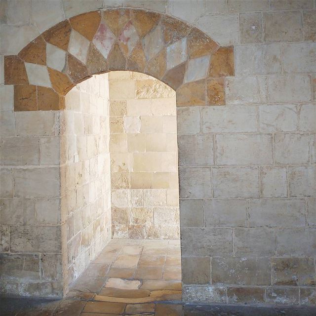 Captivated by the simplicity of this entrance and the beauty of the local... (Dayr Al Qamar, Mont-Liban, Lebanon)