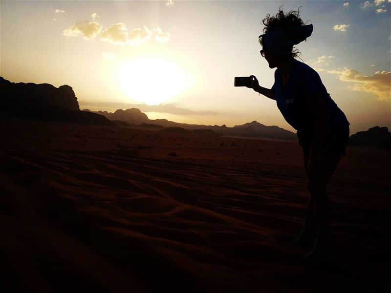 Capturing the sun🌝  livelovetheworld_  ig_color  jordan  skysultans ... (Wadi Rum Desert)