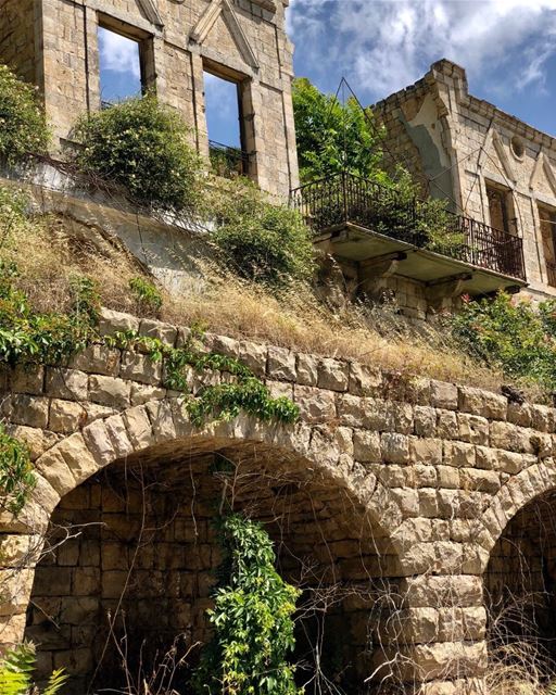 Care for old stones heirs to a glorious past? There’s still plenty of them... (Beiteddine)