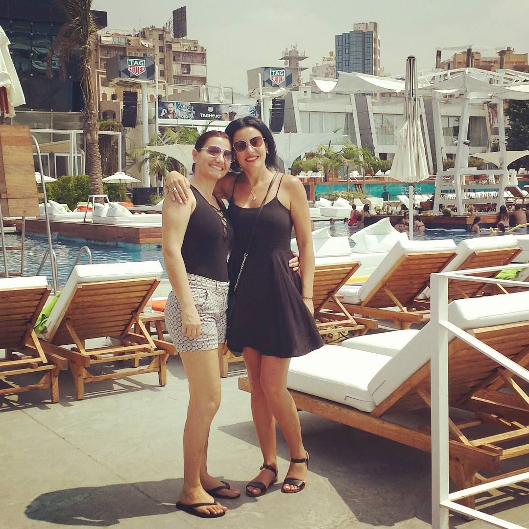 Catching up with my friend from Sydney 👭😄 veer  kaslik  pool ... (VEER Boutique Hotel & Beach Club)