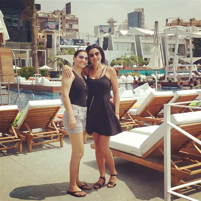 Catching up with my friend from Sydney 👭😄 veer  kaslik  pool ... (VEER Boutique Hotel & Beach Club)