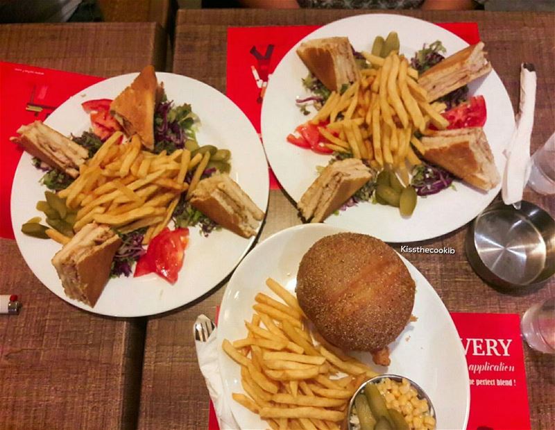 Cause food is the best therapy 🍔🍟 kissthecooklb  foodporn  lebfoodie ... (Sa7Se7)