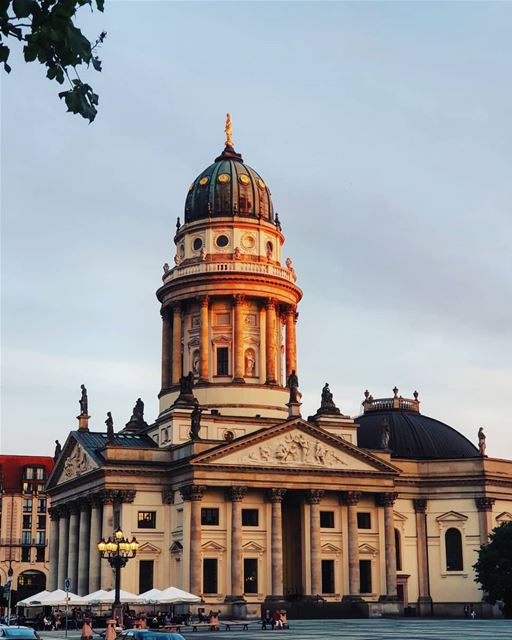 Ce monument  témoigne  d'une  histoire prospère ...Berlin comme t'es belle... (Gendarmenmarkt Berlin)