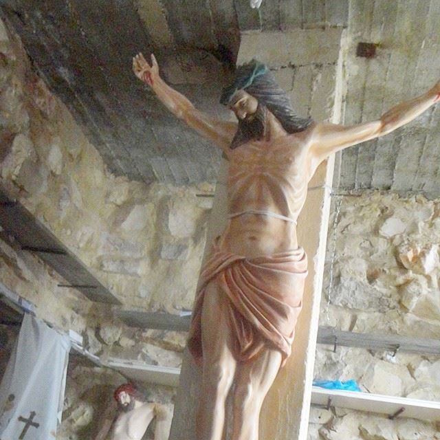 Cette photo a ete prise ds un grenier d'une eglise, a travers un petit trou ds la fenêtre