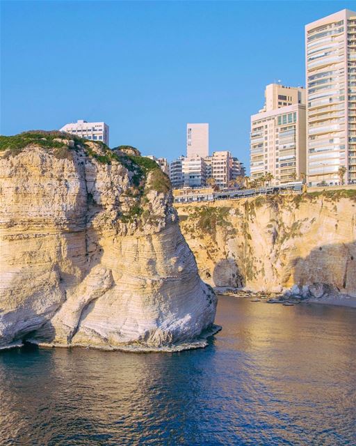Céu azul e mais um lindo dia de verão em Beirute 🇱🇧 Blue sky and one... (Beirut, Lebanon)