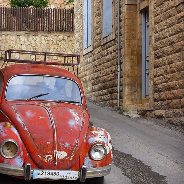 Charmante malgré la rouille 💎🚗⏳••••••••••••••••••••••••••••••••••••... (Zahlé, Lebanon)