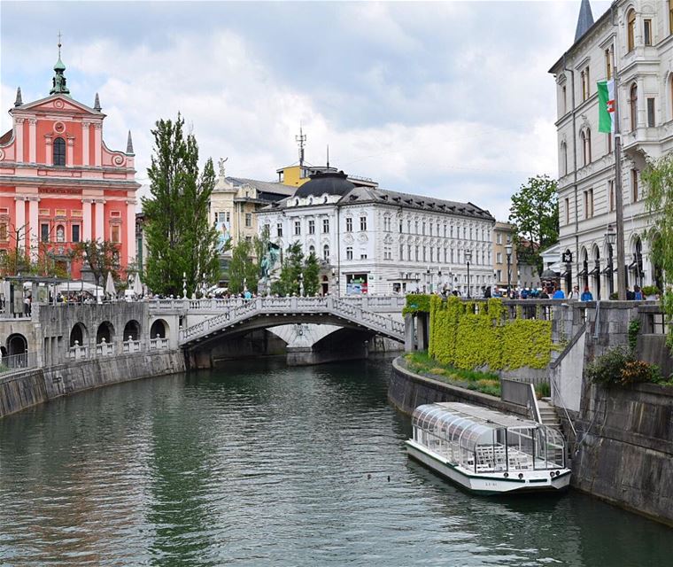 Cheers from Ljubljana! wow_planet  fantastic_earth  bestplaces_togo ... (Ljubljanica River, Ljubljana)