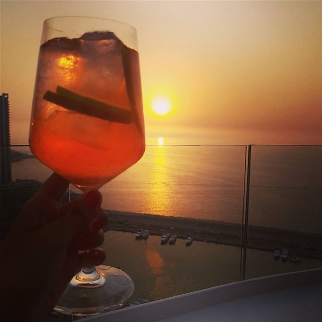 Cheers to an amazing lebanese sunset 🍸 LiveLoveLebanon  amazing ... (The Roof Beirut)