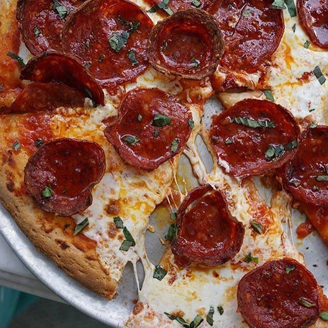 Cheesy pepperoni pizza😍😍🍕🍕🍕🍕 Would you share this?? Lebanoneats Lebanon cheesepizza pizza pizzaporn pepperonipizza pepperoni yummy cheatday eating foodporn foodgasm foodie