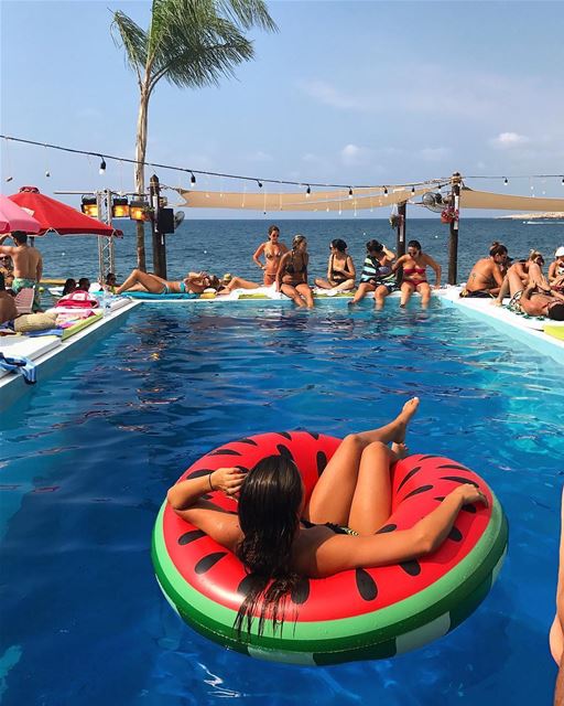 Chez Fouad é um restaurante de frutos do mar localizado na praia de Anfe,... (Chez Fouad)