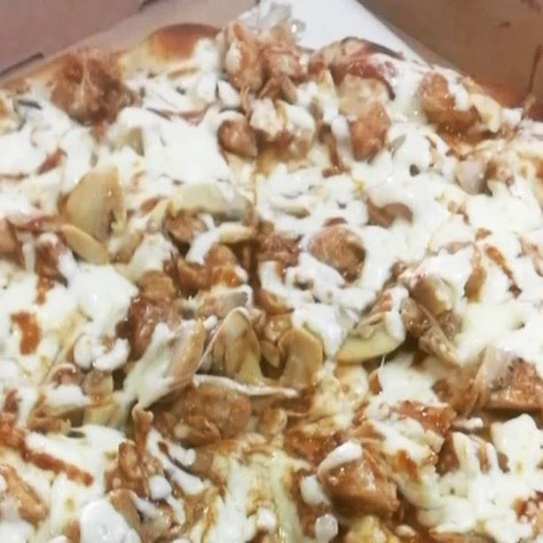 Chicken barbecue pizza! Anyone? ❤️🍕📍@rashetsomsom 😋••••... (Rashet somsom - رشة سمسم)