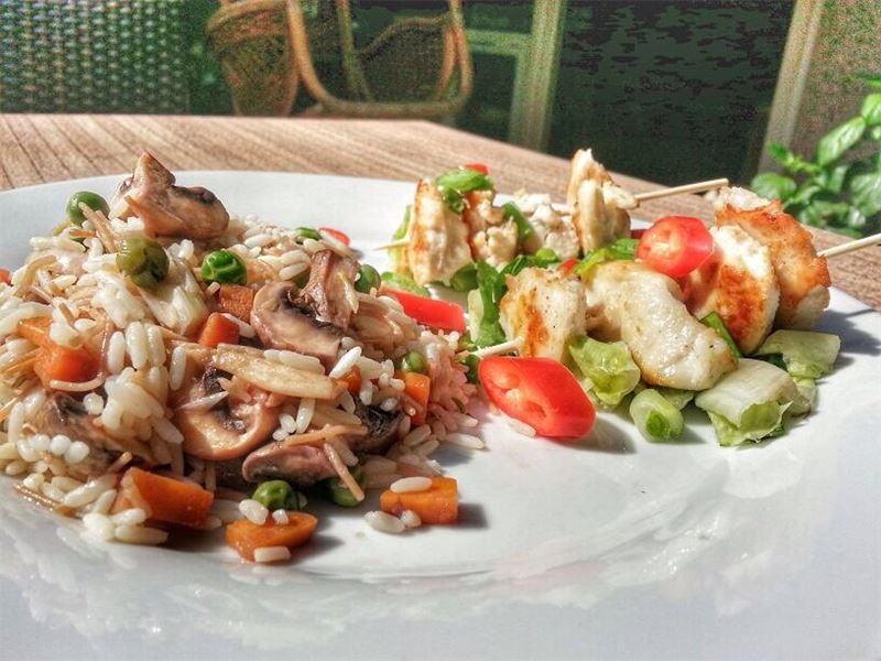 Chicken Brochette with rice and veggies and Loubieh B Zeit is on the menu... (Em's cuisine)