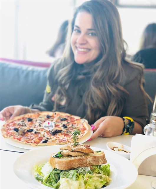 Chicken ceaser salad and Saggio pizza is always the perfect pair 😍😍 @sagg (Saggio Ristorante)