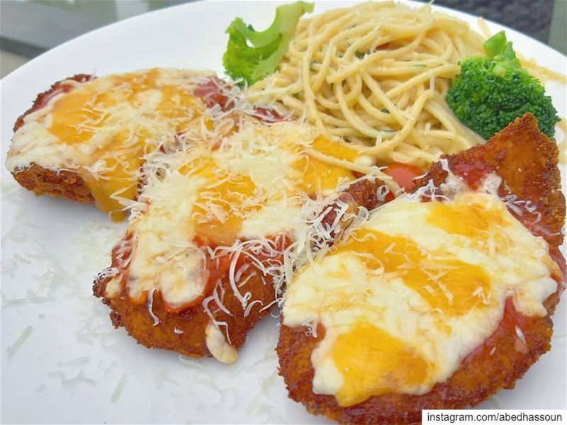 Chicken parmigiana & penne quattro fromaggi for dinner 😋........... (Mélange)