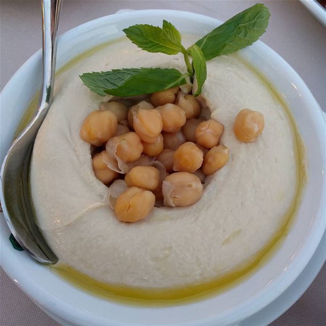  chickpeas   hommos   lebanesefood   food  foodlovers   tasty😋   yummy ... (Mhanna Sur Mer)