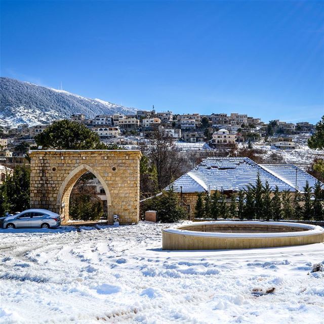 Chilling winter days. Beautiful clear blue skies and snow. Barouk, Lebanon... (Bâroûk, Mont-Liban, Lebanon)