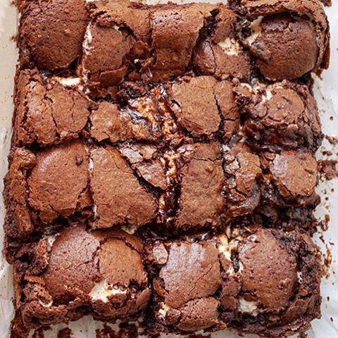 Chocolate fudgy brownies stuffed with kinder 🙈😍😍😍 Now that's something you don't get to eat every day!