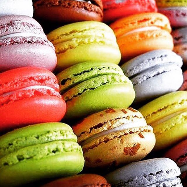 Choose your best color and eat the  macaroon @amal_bohsali in this special evening!!! It's time to change !!!!! (Amal Bohsali)
