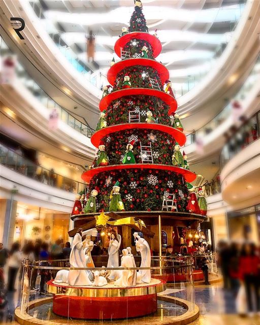 Christmas 🎄The Spirit of giving without a thought of getting ♥️😍🇱🇧 🇱 (City Centre Beirut)