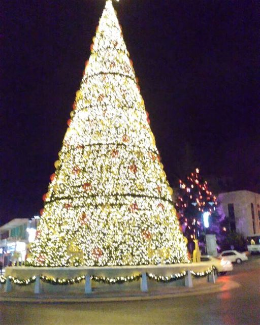 Christmas time.. 💫🌟✨ -_-_-_-_-_-_-_-_-_-_-_--_-_-_-_-_-_-_-_--_... (Dhour choueir)