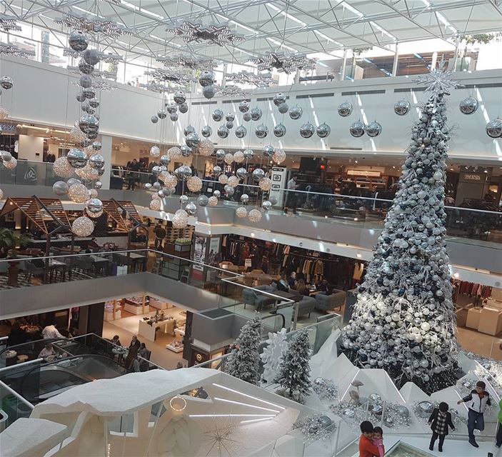 Christmas time❄  christmastree  abc  dbayeh  abcdbayeh  mall ... (Abc Mall Dabyeh)