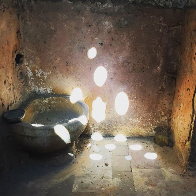  cirlces  light  reflection  sun  hammam  old  wash  water  life  element ... (Tripoli, Lebanon)