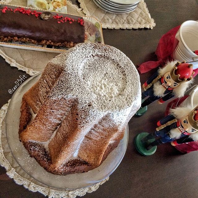 Classic Christmas cakes from @biscuitsarl 😍😍👅 (Biscuit SARL)