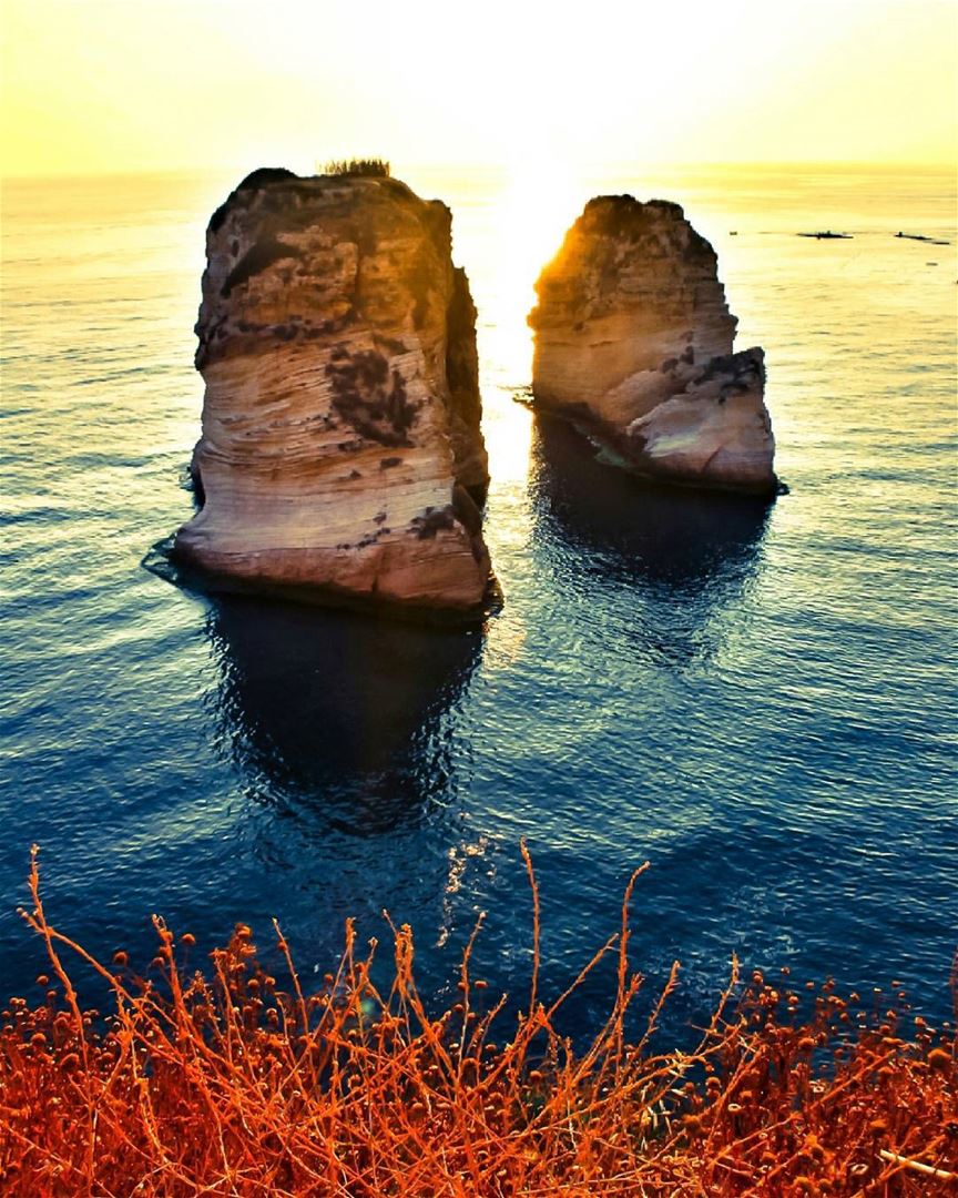 Classic Sunset at the iconic Raouche Rock🌅-------------------------------