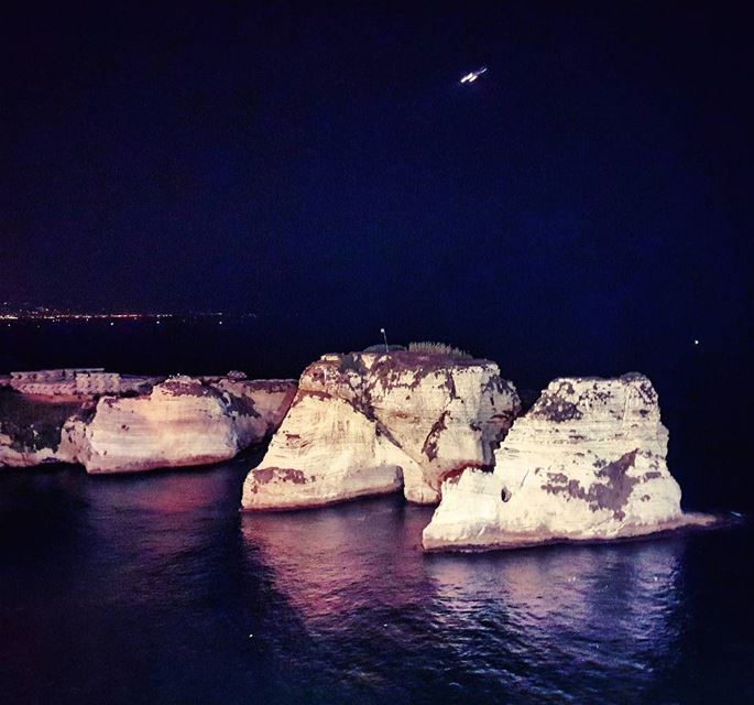 Cliffhangar  pigeonrocks  falamanki  nightlife  citylife  streetlife ... (Beirut, Lebanon)