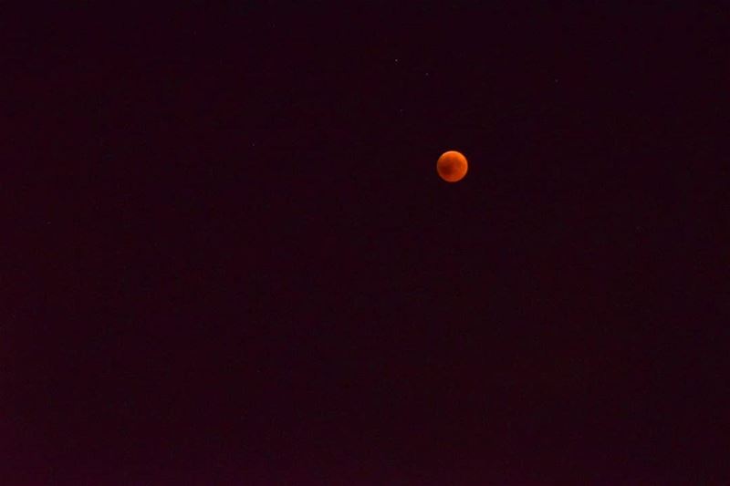 cloudy lunar eclipse 🌑 lunareclipse  moon  eclipse  nikon  bloodymoon ... (Ajaltoun, Mont-Liban, Lebanon)
