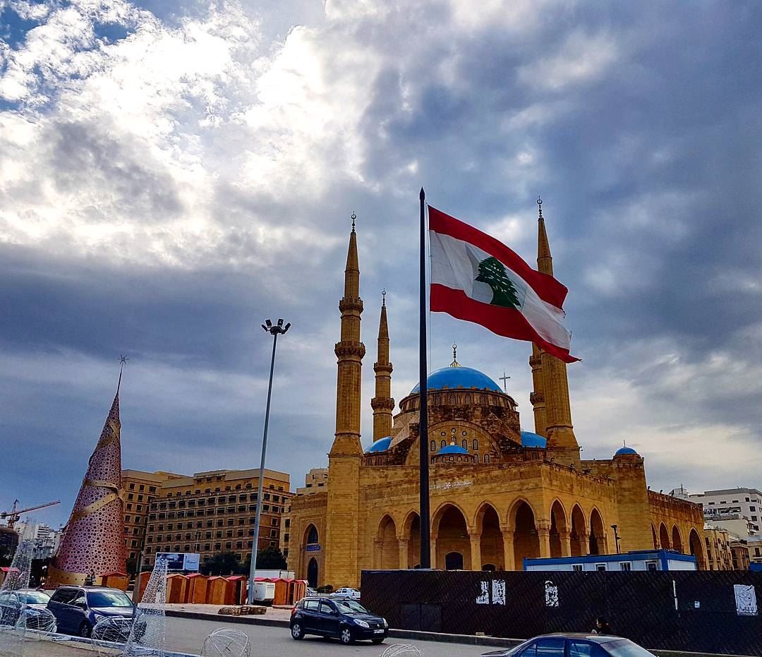 Cloudy monday n beirut🎄❤❤ christmastree flag  lebaneseflag  mosque ... (Downtown, Beirut, Lebanon)