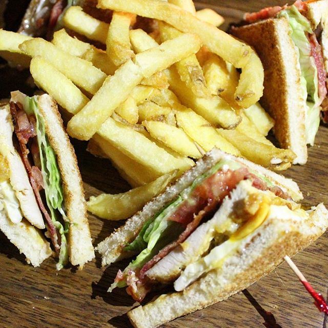 Club Sandwich with bacon 🍴 This place is seriously awesome 😍👍 Check out our review on Travelingwiththyme.com 📰 (GardenState)
