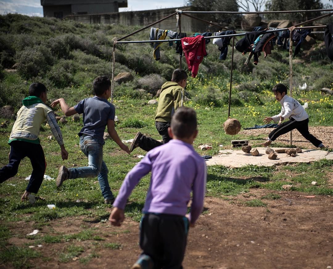 Co tam jakis Real czy Barca ⚽️ mlodzi Syryjczycy graja w pilke gdzie tylko... (`Akkar, Liban-Nord, Lebanon)