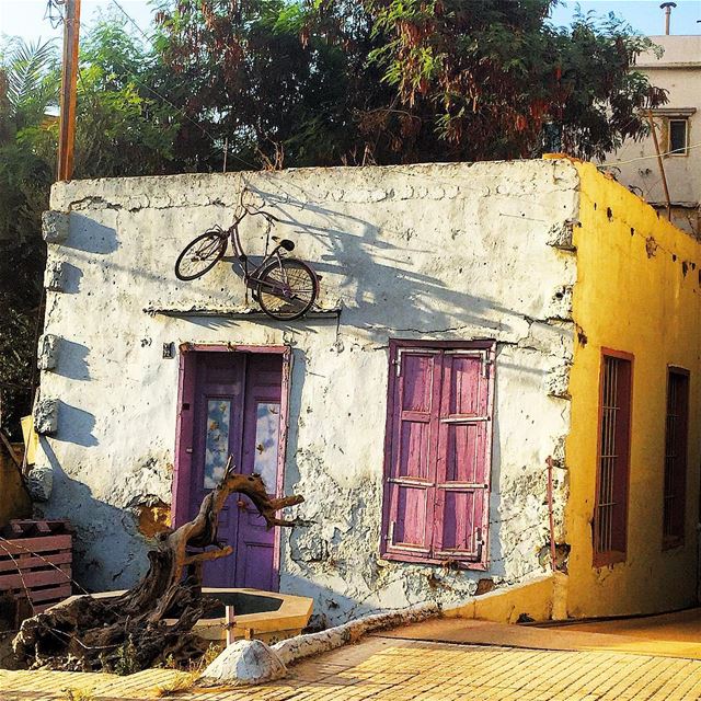 colored wrecked old house achrafieh (Beirut, Lebanon)