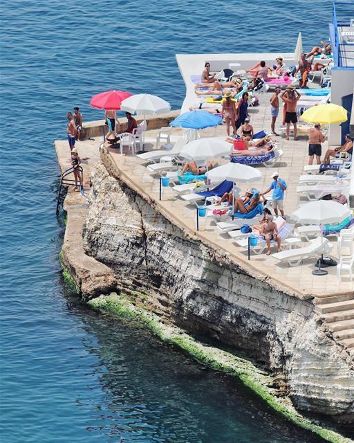 Com o verão se aproximando no hemisfério norte, a badalada costa libanesa... (Beirut, Lebanon)