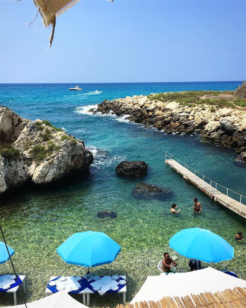 Com um cenário maravilhoso em uma pequena baía na praia, no litoral norte... (Al Jammal Restaurant)