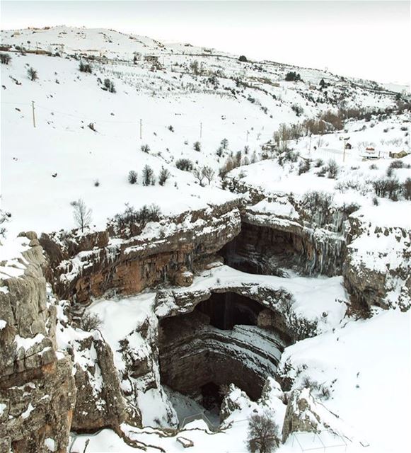 Come on down and meet me in the grotto. 🐚 (Tannourine-Balou3 Bal3a)