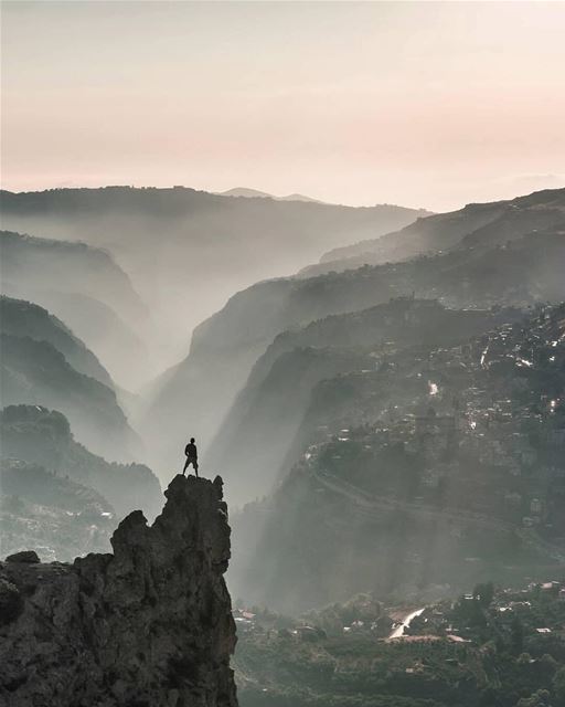 Começando a semana com esta foto fantástica do Vale Sagrado, local que... (Ouâdi Qannoûbîne, Liban-Nord, Lebanon)