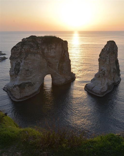 Começando o fim de semana com uma vista maravilhosa. Bom dia! 🇱🇧... (Ar Rawshah, Beyrouth, Lebanon)