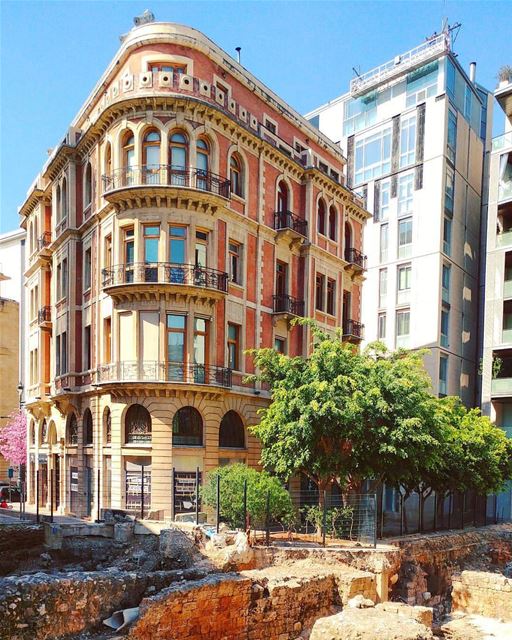 Construções modernas misturadas com ruínas antigas. Isso é Beirute, sempre... (Downtown Beirut)